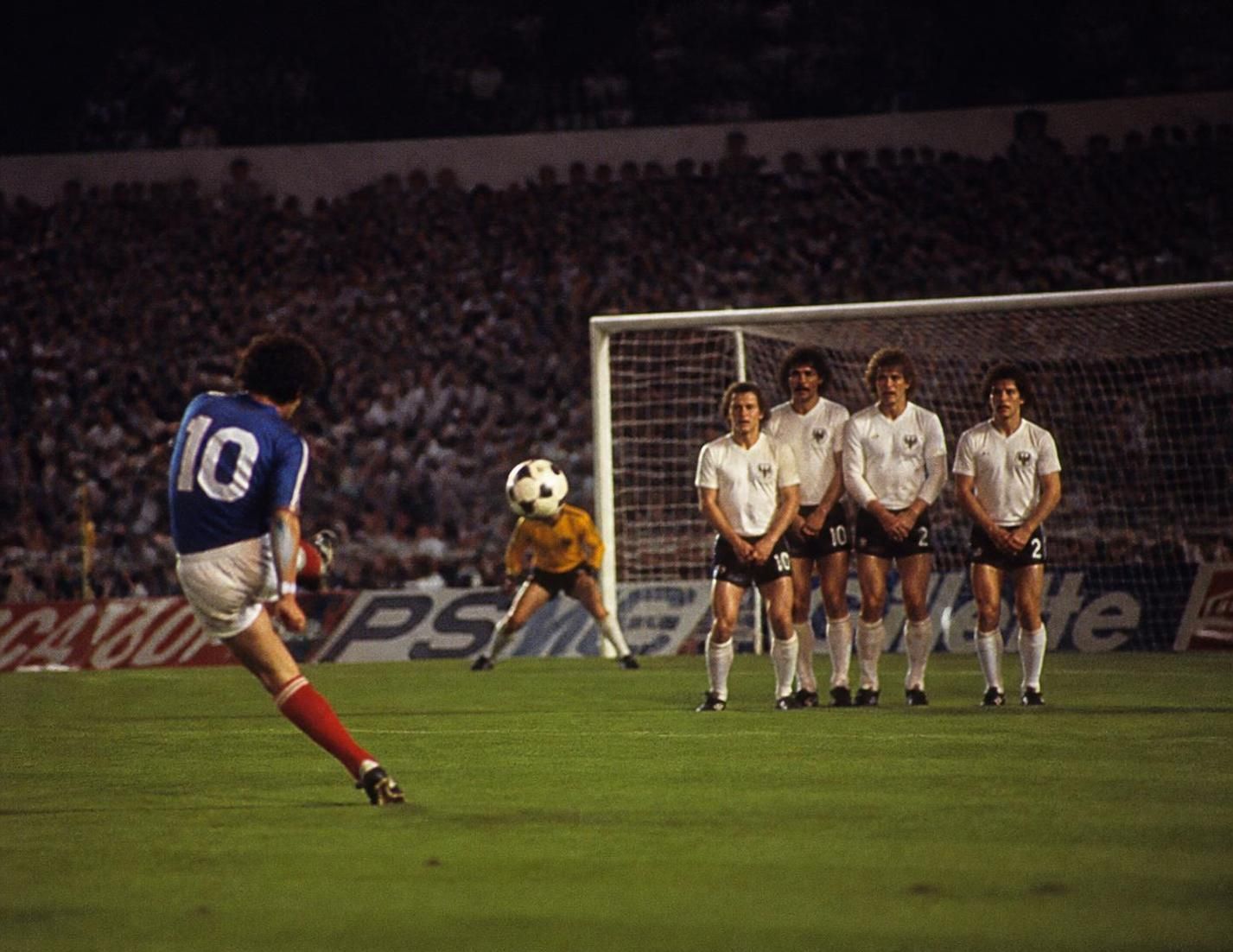 Comment Michel Platini a-t-il marqué son époque ? 3 découvrez comment michel platini a marqué l'histoire du football grâce à son talent exceptionnel, ses exploits mémorables et son influence durable sur le sport.