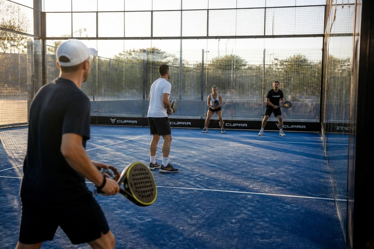 découvrez si le padel est accessible aux débutants sans expérience sportive et comment débuter ce sport convivial en toute simplicité.