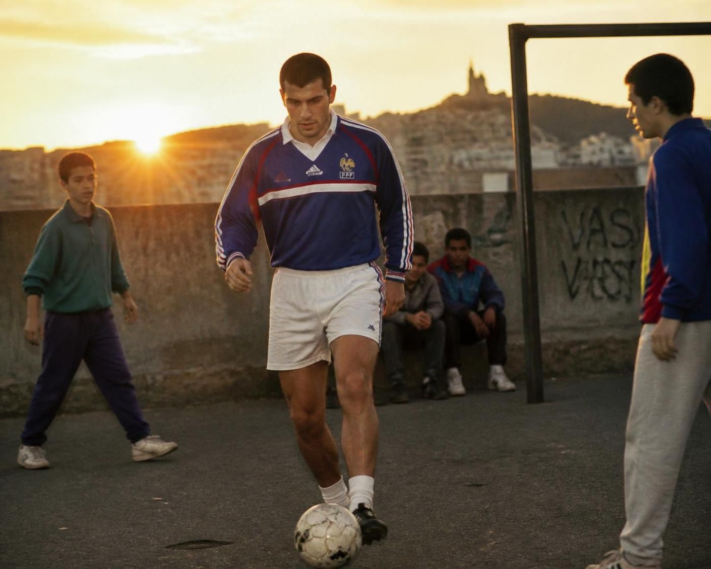 Pourquoi Zinédine Zidane est-il une légende du foot ? 3 découvrez pourquoi zinédine zidane est considéré comme une légende du football, à travers ses exploits, son style unique et son influence durable sur le sport.