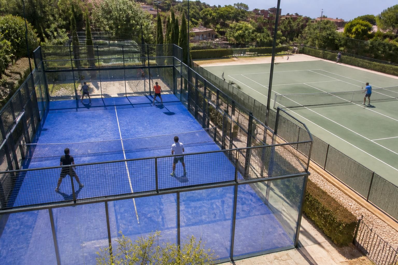 découvrez les principales différences entre le padel et le tennis, deux sports de raquette populaires, en termes de règles, terrain, équipement et techniques de jeu.
