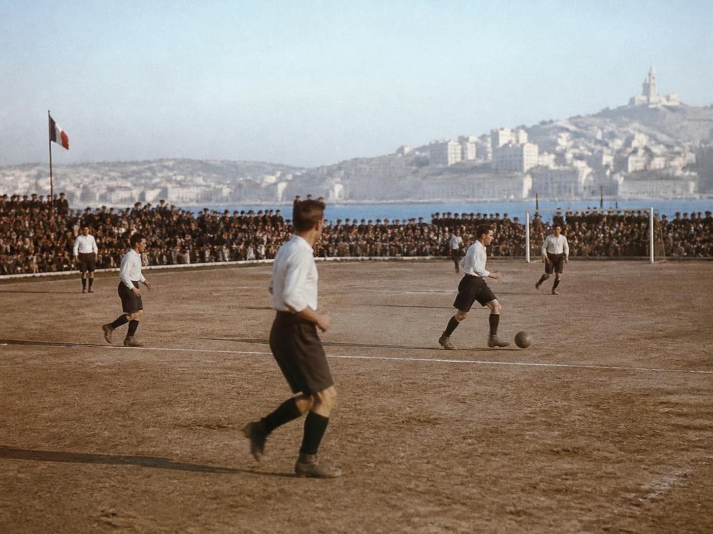 découvrez l'histoire fascinante de l'olympique de marseille, un club emblématique du football français, de ses débuts à ses exploits légendaires.
