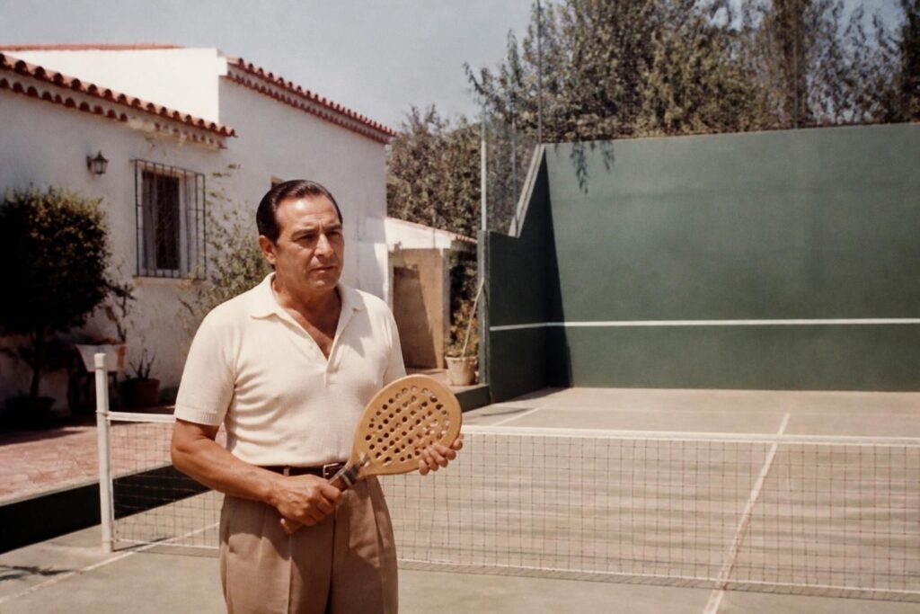Qui a inventé le padel ? 1 Découvrez l'origine du padel et apprenez qui a inventé ce sport de raquette populaire mêlant tennis et squash.