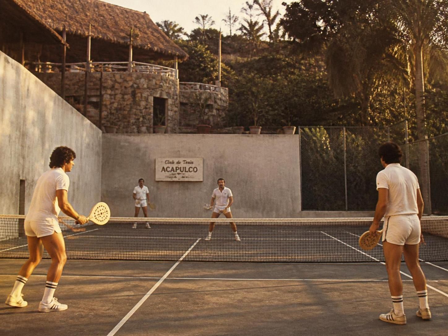 Découvrez l'histoire du padel et son inventeur, ainsi que l'évolution de ce sport de raquette de plus en plus populaire.