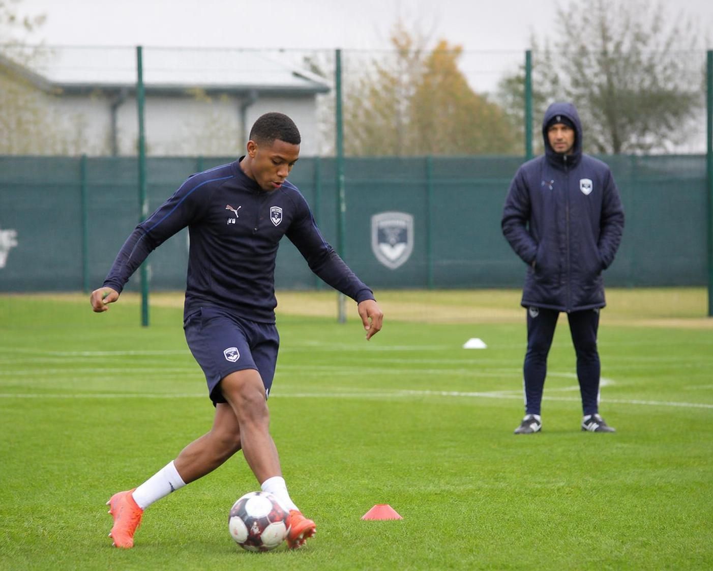 découvrez les étapes clés pour devenir footballeur professionnel, les conseils d'entraînement, les compétences à développer et les opportunités pour réussir dans le monde du football.