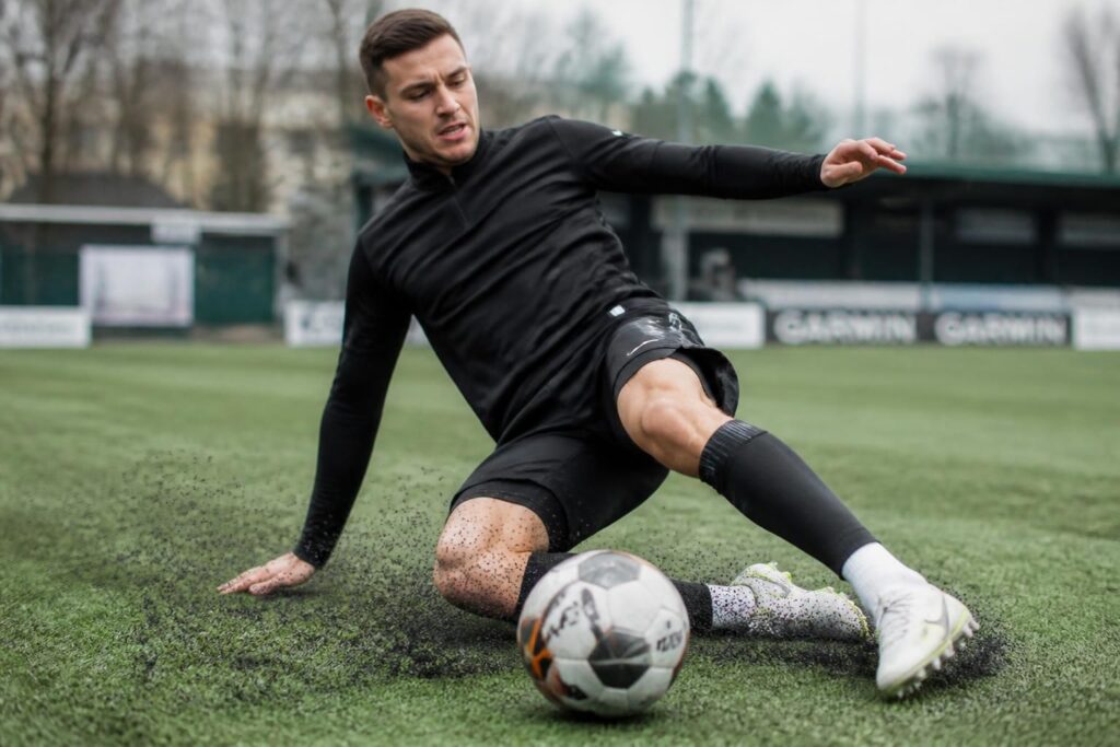 découvrez les raisons pour lesquelles vos chaussures de football glissent sur terrain synthétique et comment choisir les bonnes chaussures pour améliorer votre adhérence et performance.