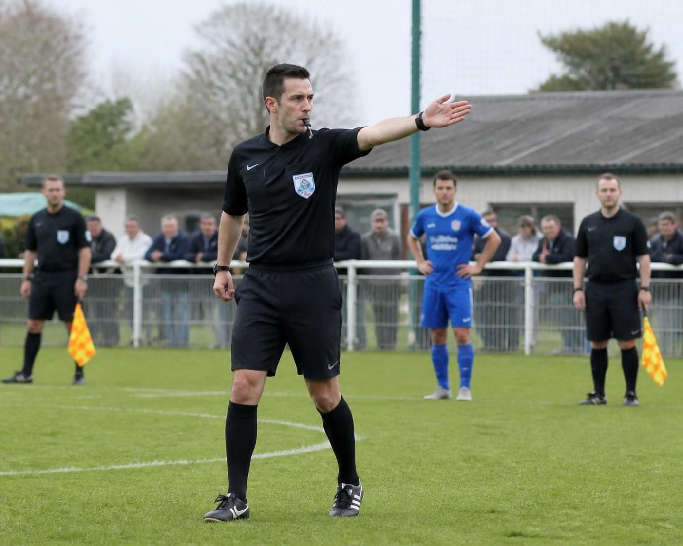 Que fait l’arbitre central pendant un match ? 3 découvrez le rôle et les responsabilités de l’arbitre central durant un match de football, son importance dans le déroulement du jeu et les décisions qu’il prend pour assurer le fair-play.