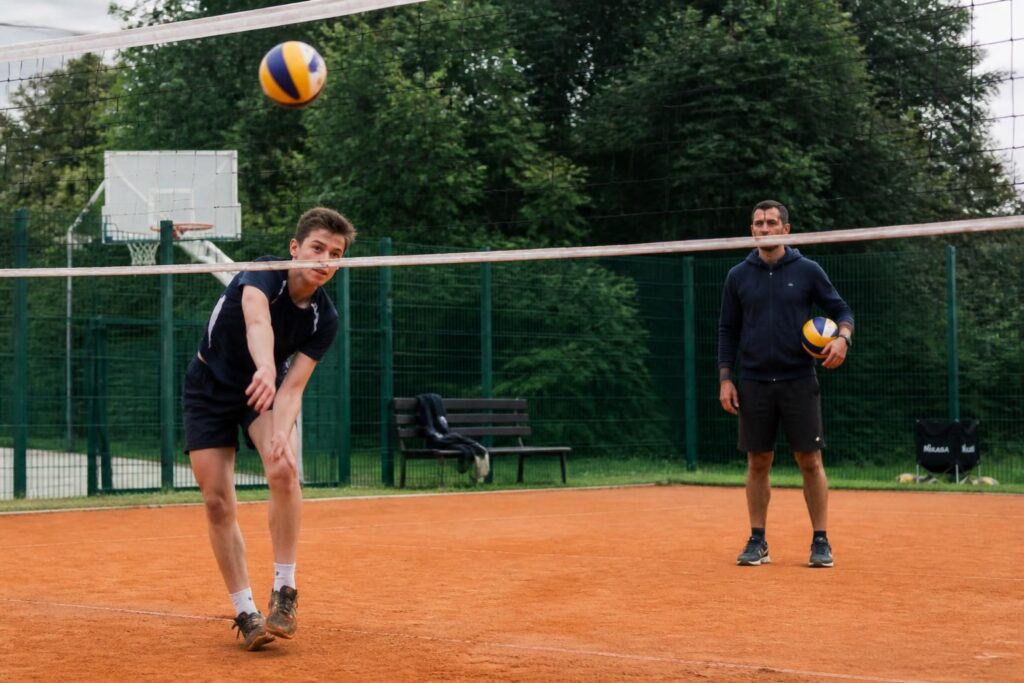 Quelle erreur empêche de progresser au service au volleyball ? 1 découvrez l'erreur courante qui freine vos progrès au service au volleyball et apprenez comment la corriger pour améliorer votre jeu efficacement.