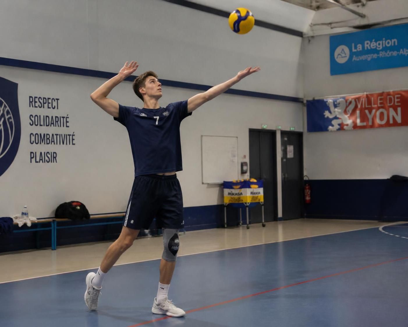 découvrez quelle erreur freine réellement votre progression au service au volleyball et apprenez comment l'éviter pour améliorer votre performance sur le terrain.