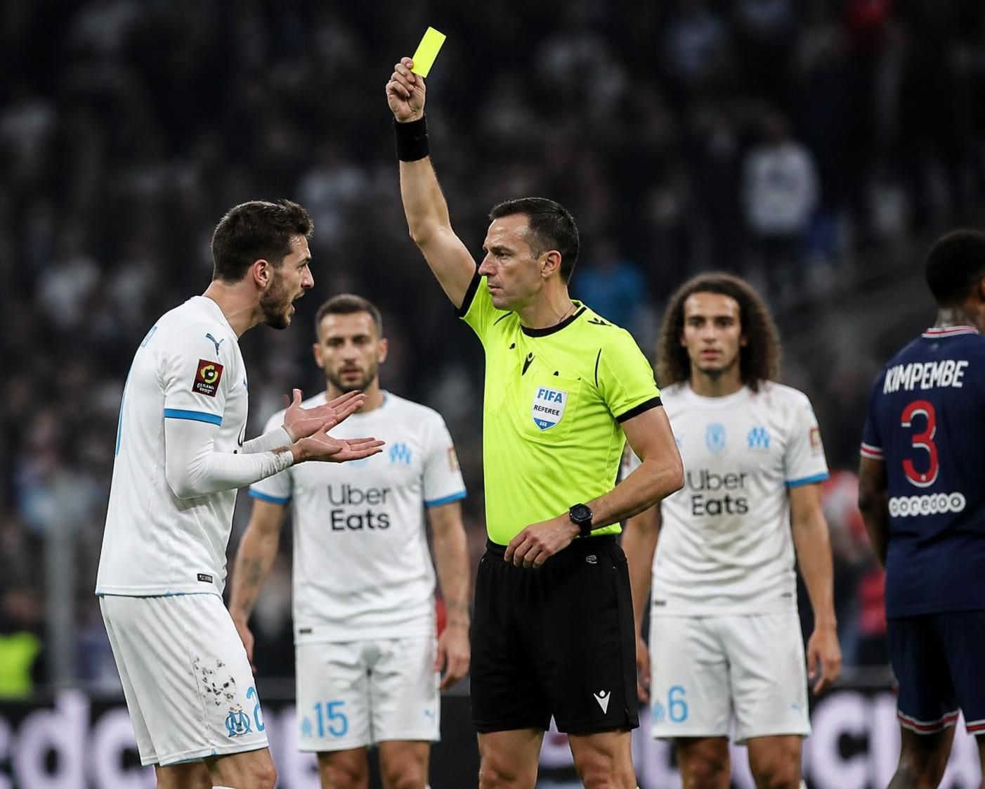 découvrez la différence entre le carton jaune et le carton rouge au football, leurs significations, conséquences et quand ils sont attribués aux joueurs.