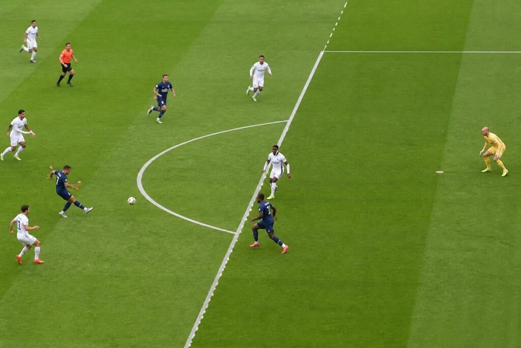 Quelle règle du hors-jeu est souvent mal comprise au football ? 1 découvrez quelle règle du hors-jeu au football est souvent mal comprise et apprenez à mieux comprendre ses subtilités pour apprécier pleinement le jeu.