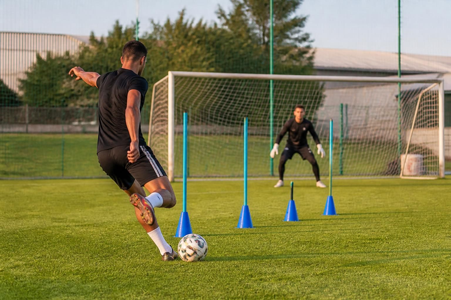 Quels exercices renforcent la technique de tir au foot ? 3 découvrez les exercices essentiels pour améliorer et renforcer votre technique de tir au football, développer précision et puissance pour marquer plus facilement.