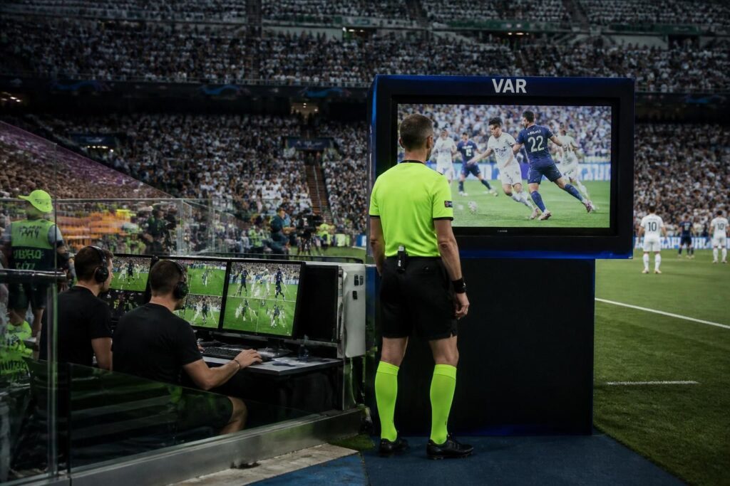 Qu’est-ce que la VAR et comment est-elle utilisée ? 1 découvrez ce qu'est la var, son fonctionnement et son utilisation dans le monde du football pour améliorer les décisions arbitrales.