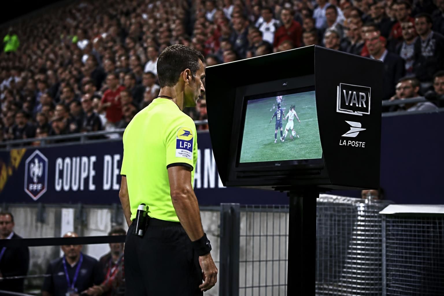découvrez ce qu'est la var (arbitrage vidéo) et comment elle est utilisée pour améliorer la prise de décision dans le football.